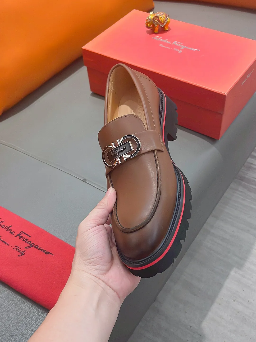Men's shoes FERRAGAMO "Ferragamo" P540 Regular size: 39-44 (38, 45, 46, 47 customized) (suit shoes) Product materials: Selected first-layer cowhide upper, imported sheepskin lining; original outsole.